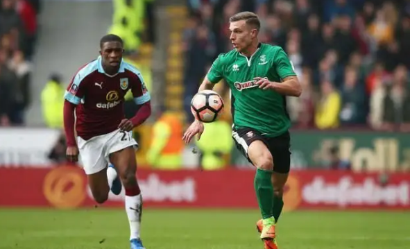 [中超]阿苏埃上抢后断球 单刀左脚爆射破门